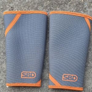 SBD powerlifting Medium Knee Sleeves in Charcoal Gray with Orange Trim